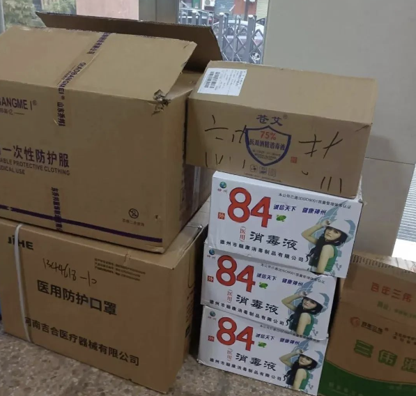 为全校学生抗疫保供守护